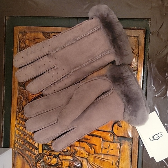 UGG Perforated shearling glove. Grey Sz: large Cold Weather Snow Boarding - Picture 2 of 13